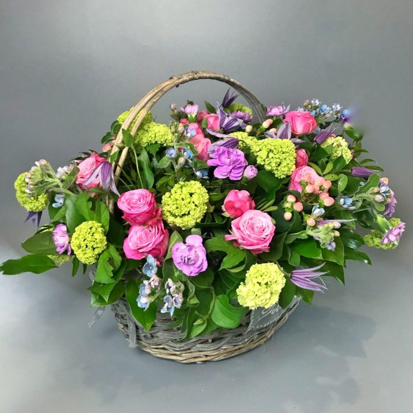 большой букет в корзине