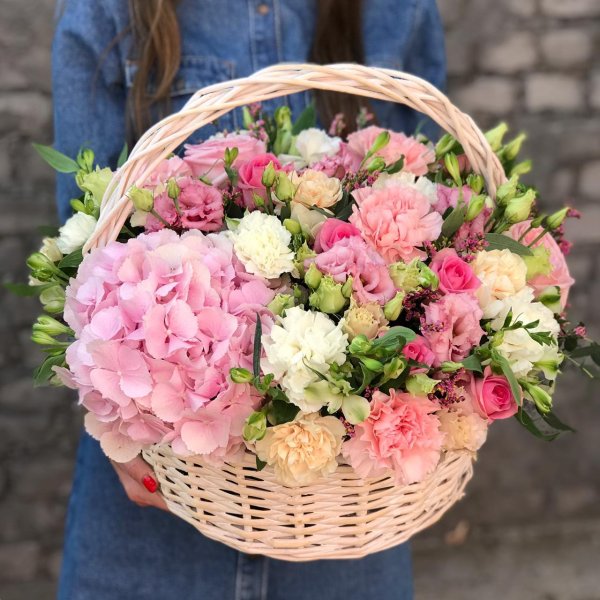 цветы в корзинах