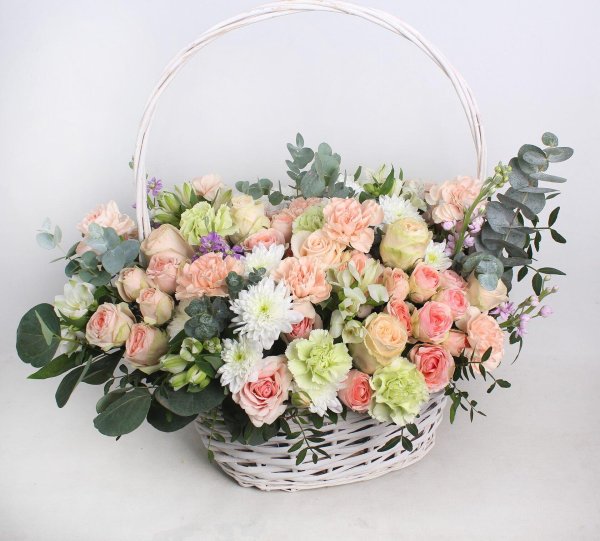 кустовые розы в корзинке