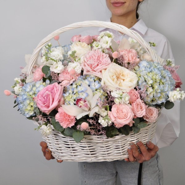 пионовидные розы в корзине