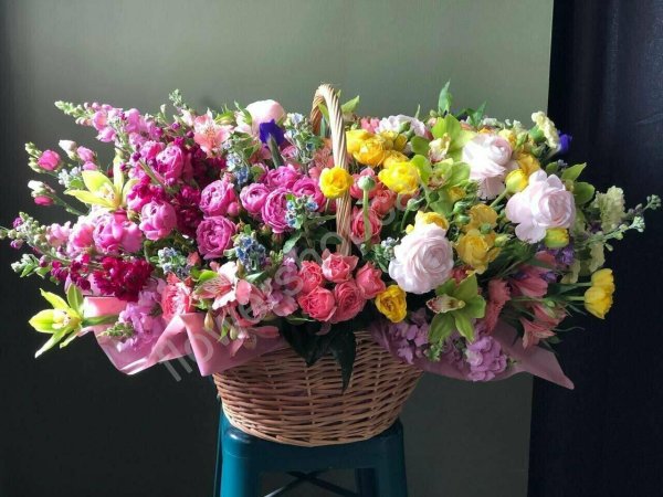 корзина пионовидных роз