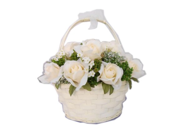 белые розы в корзинке