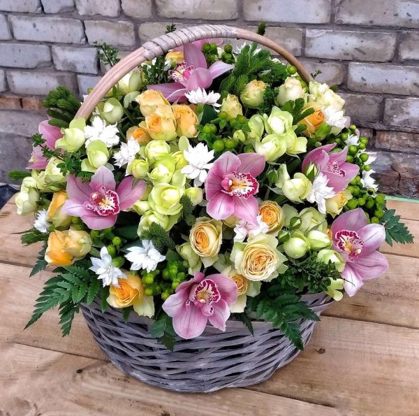 большой букет в корзине