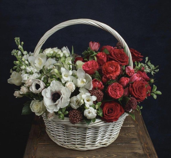 цветы в корзинах