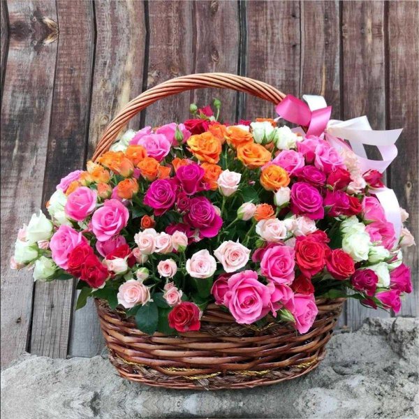 цветы в корзинах
