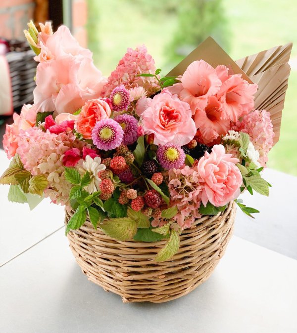 оформление корзинки цветами