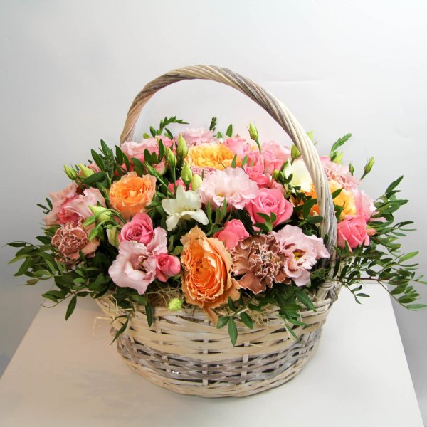 корзинка с альстромерией