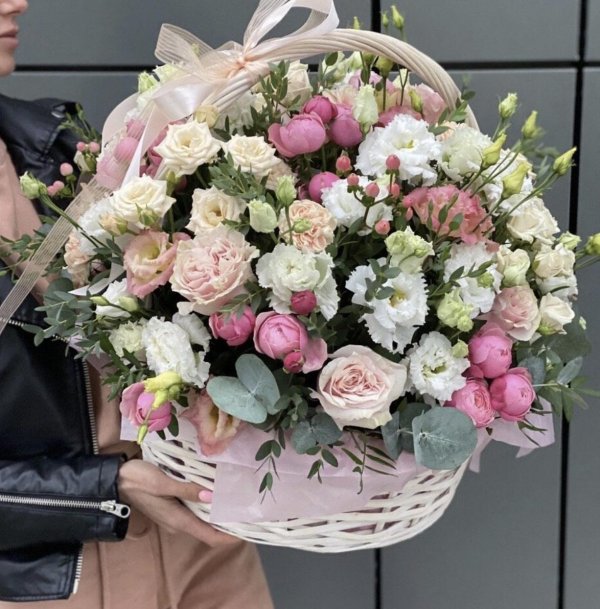 корзина пионовидных роз