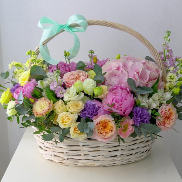 красивые цветы в корзине