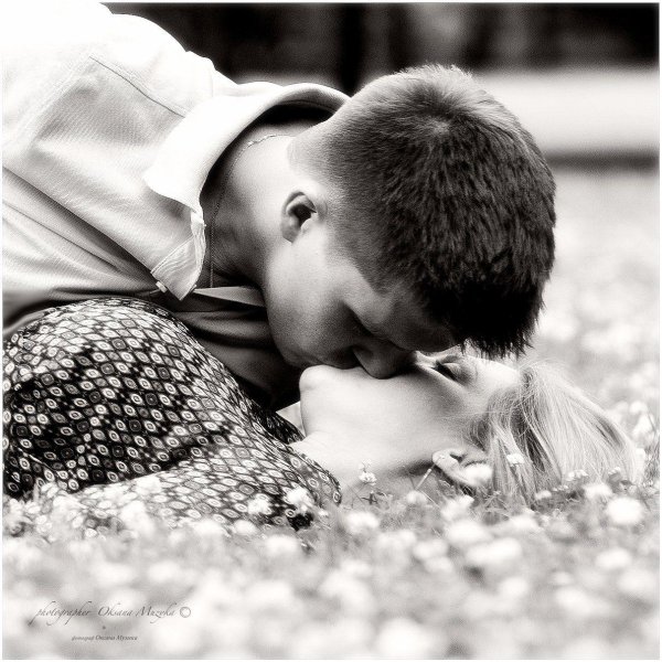 парень целует девушку