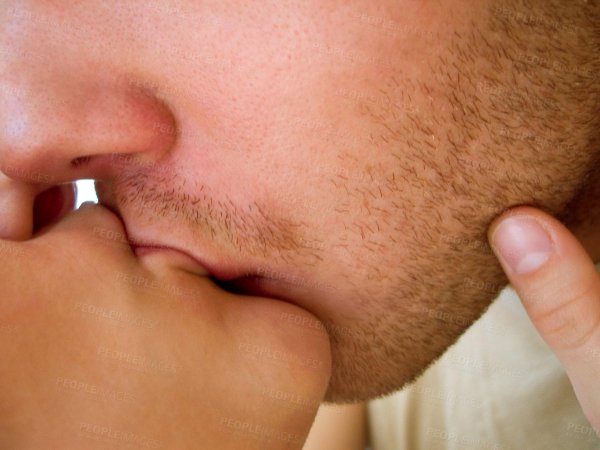 поцелуй крупным планом