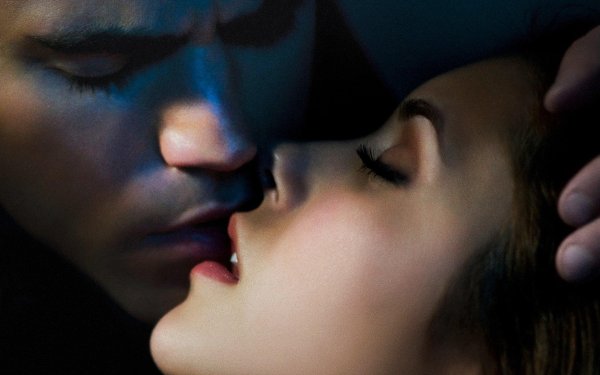 нежное прикосновение губами