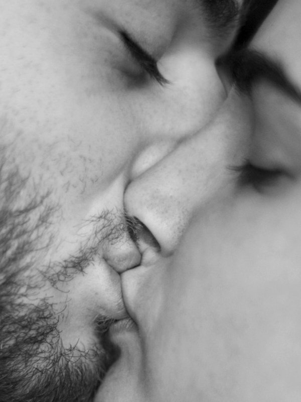 девушка целует парня в губы