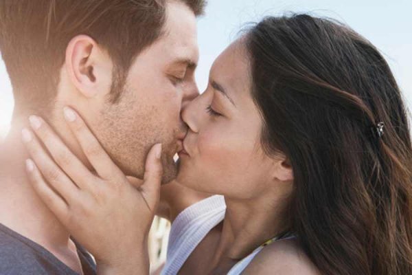 мужчина целует женщину