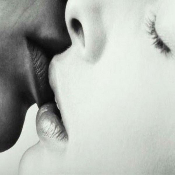 люди целуются в губы