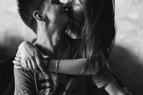 пары целуются