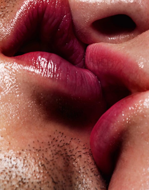 поцелуй крупным планом