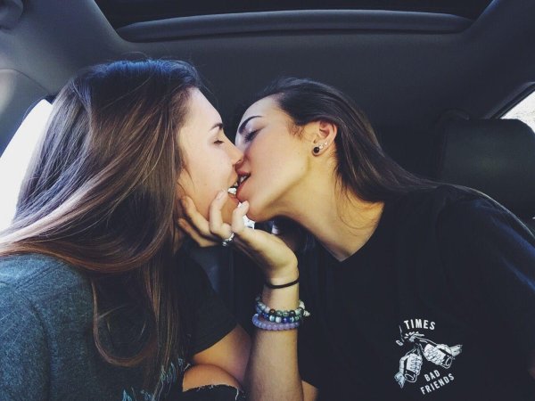 две девушки лесбиянки