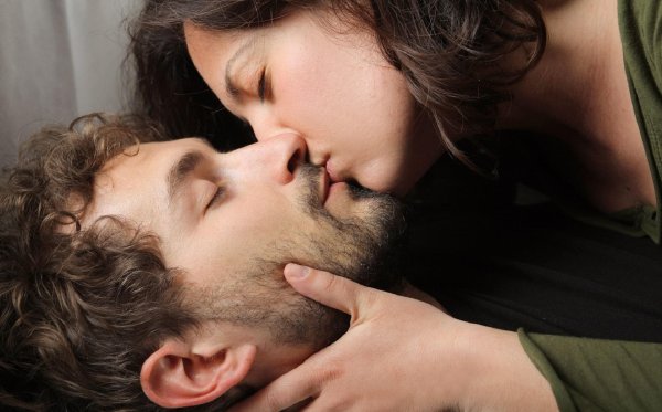 мужчина целует девушку