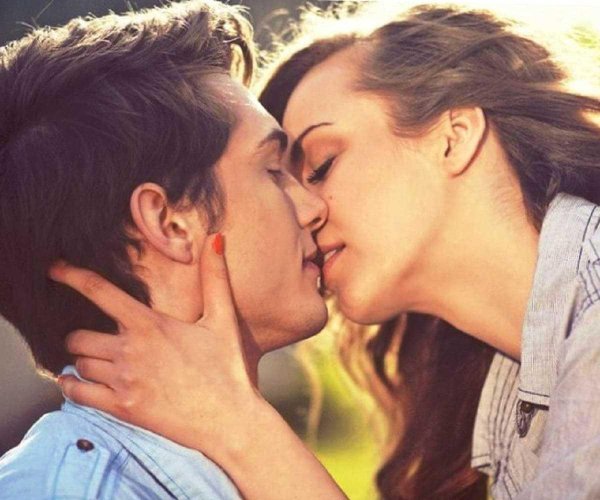 пары целуются