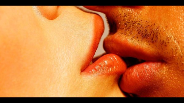 поцелуй крупным планом