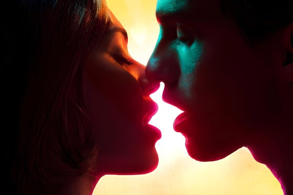 девушки поцелуй