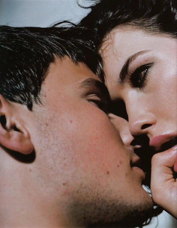 мужчина целует женщину