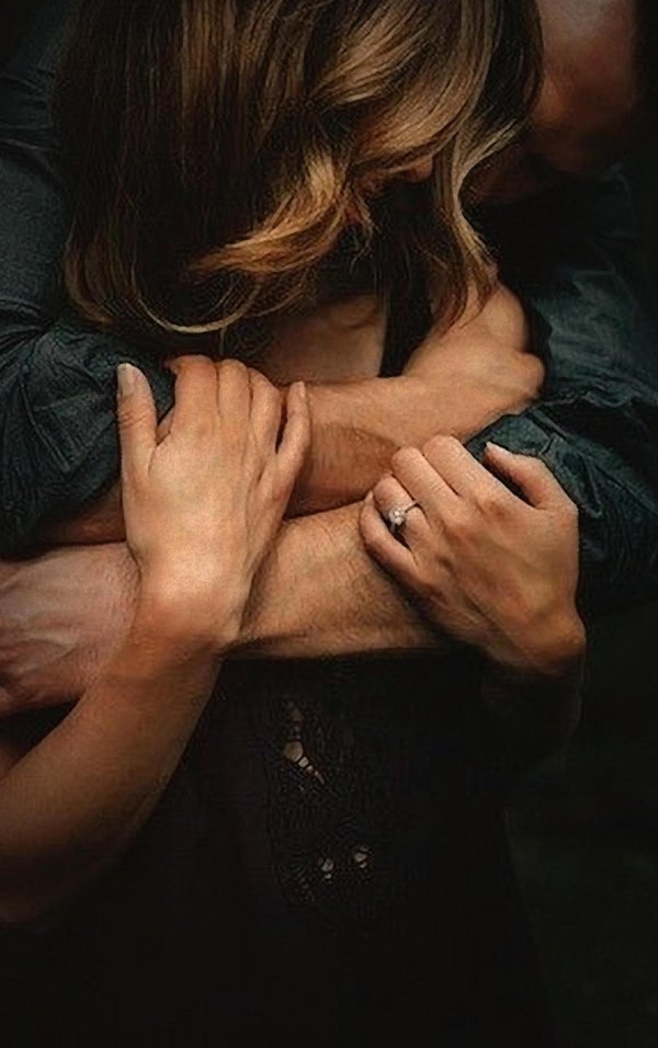 мужчина обнимает женщину со спины