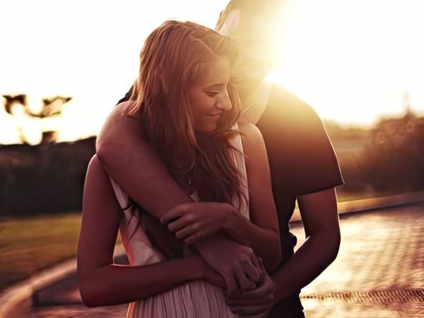 парень обнимает девушку