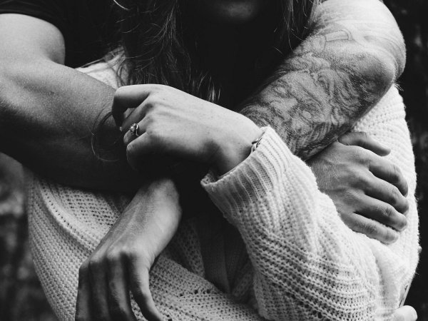 мужчина обнимает женщину