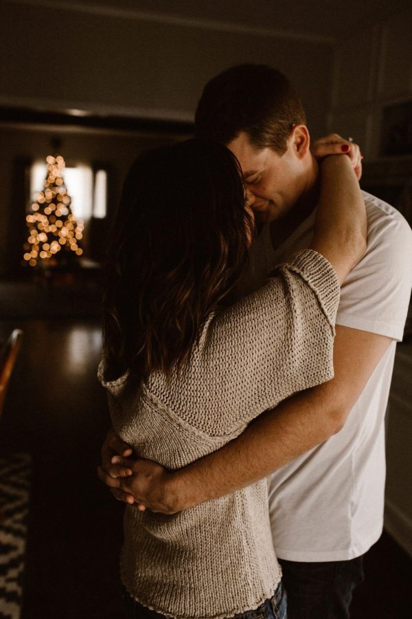 парень обнимает девушку
