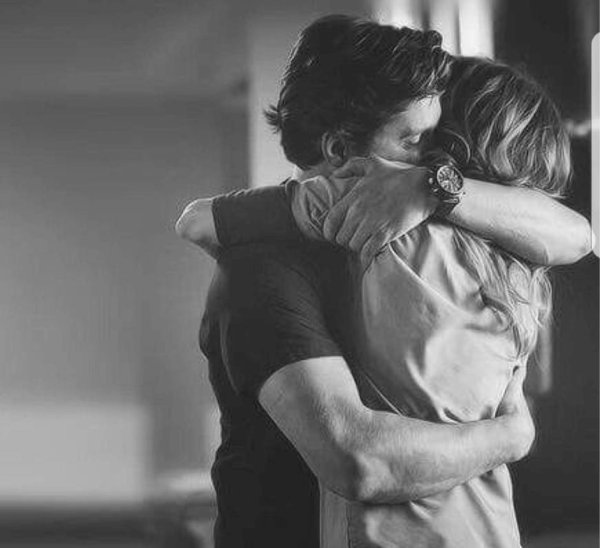 мужчина обнимает женщину со спины