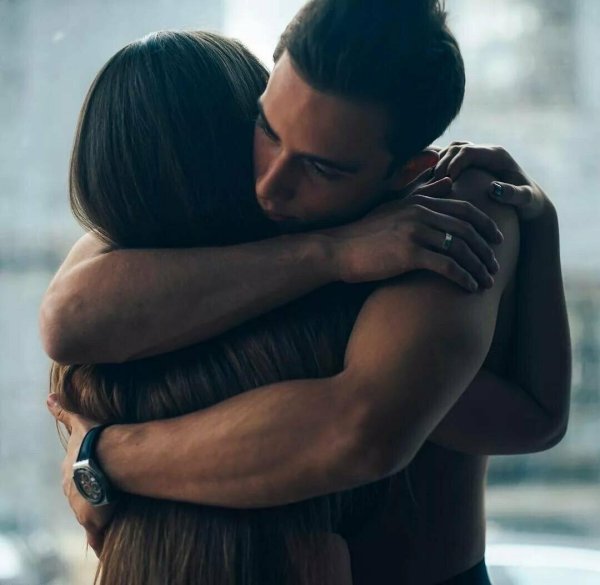 обнять любимого человека крепко