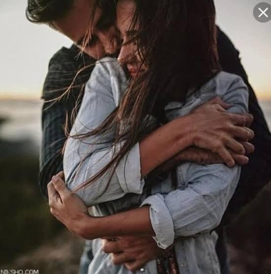 мужчина крепко обнимает женщину