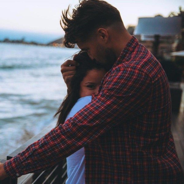 пары обнимаются