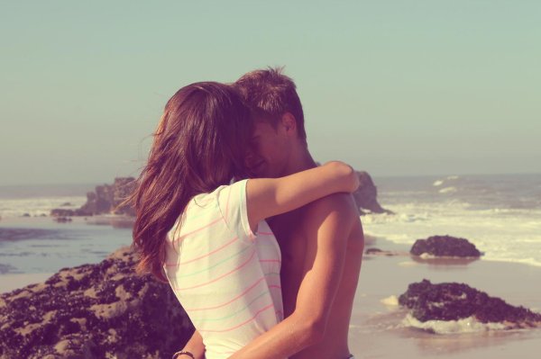 парочка обнимается