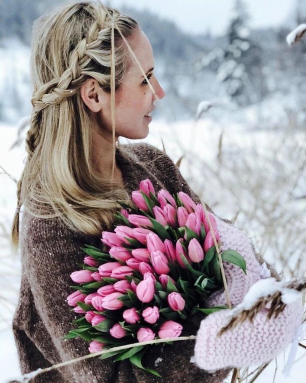 девушка с букетом тюльпанов