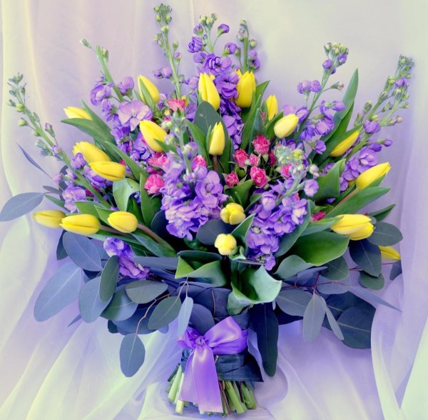 тюльпаны и мимоза