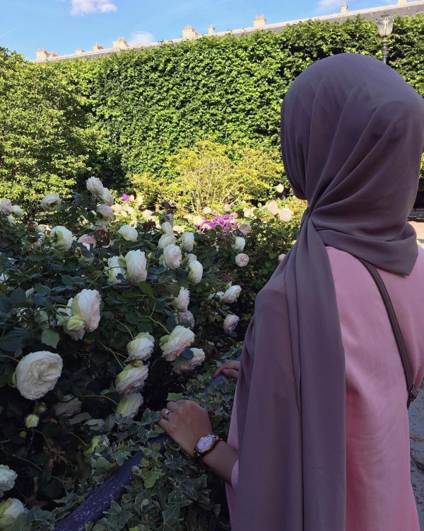 девушка в хиджабе со спины