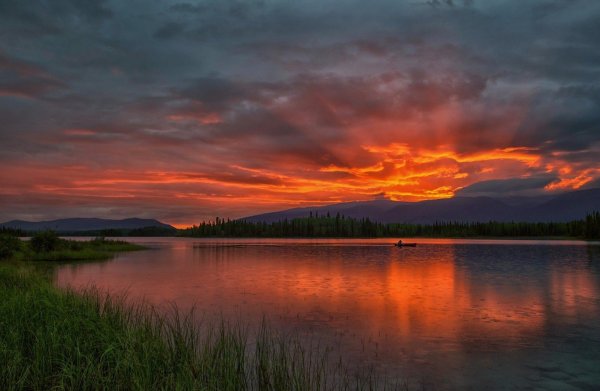 закат на озере