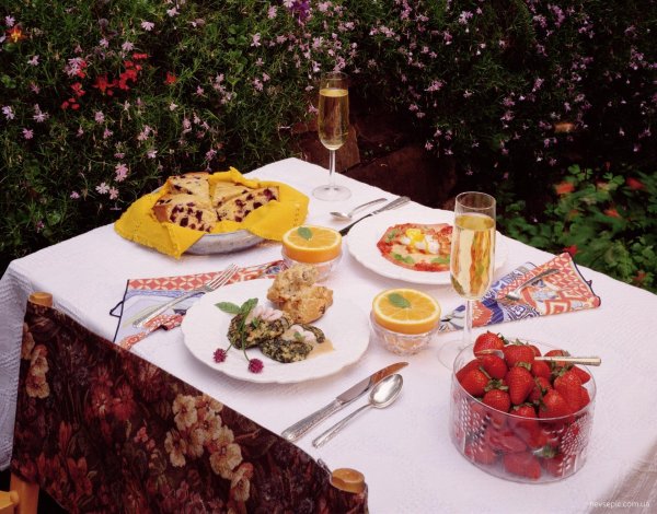 накрытый стол с едой