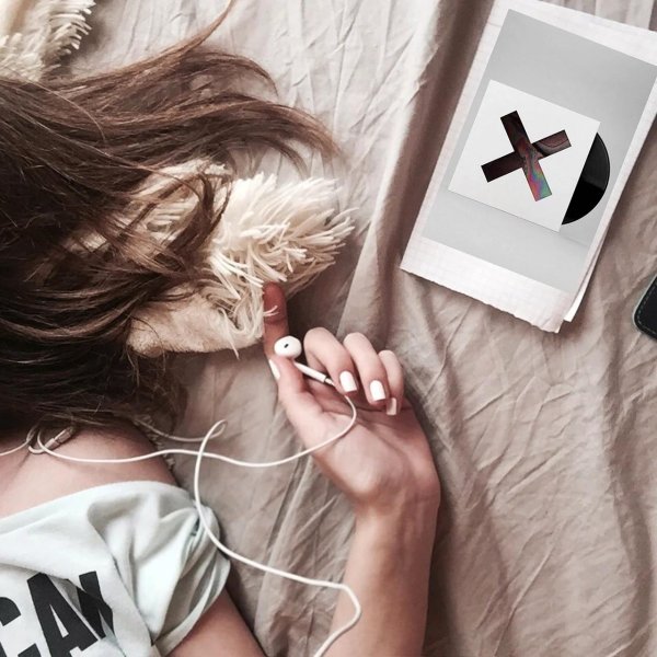 девушка в наушниках