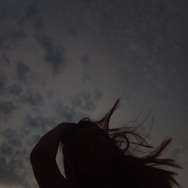 девушка в темноте без лица