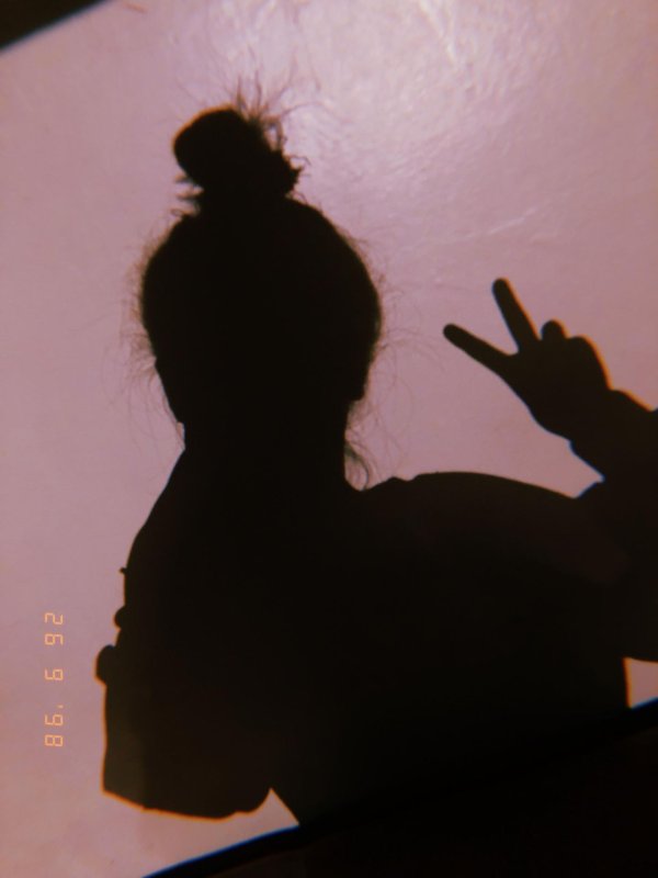 тень девушки