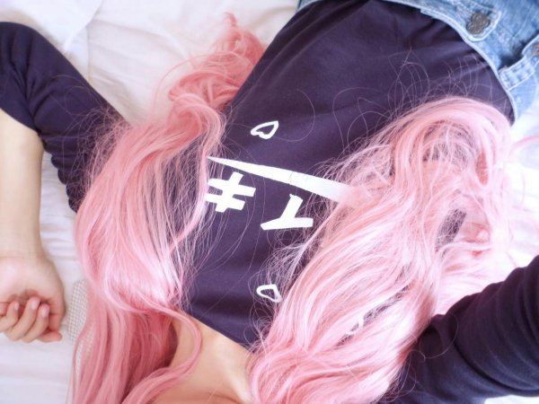 розовые волосы