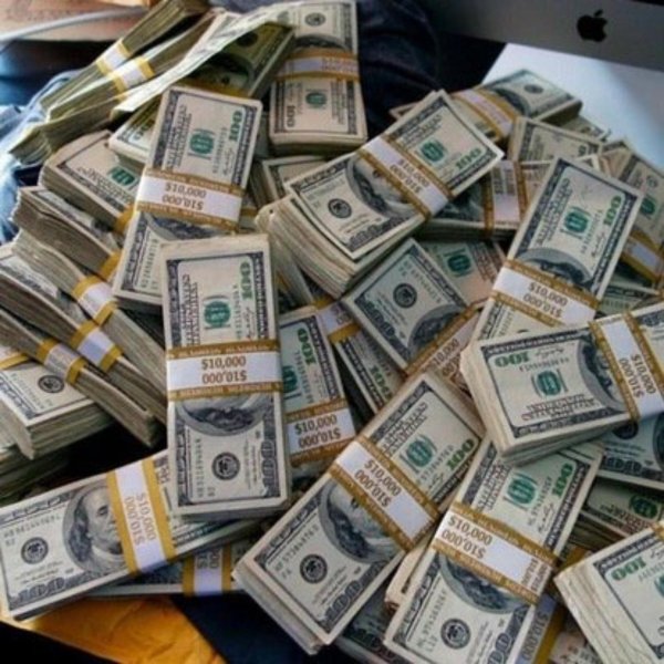 пачка долларов