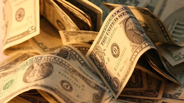 доллары на столе