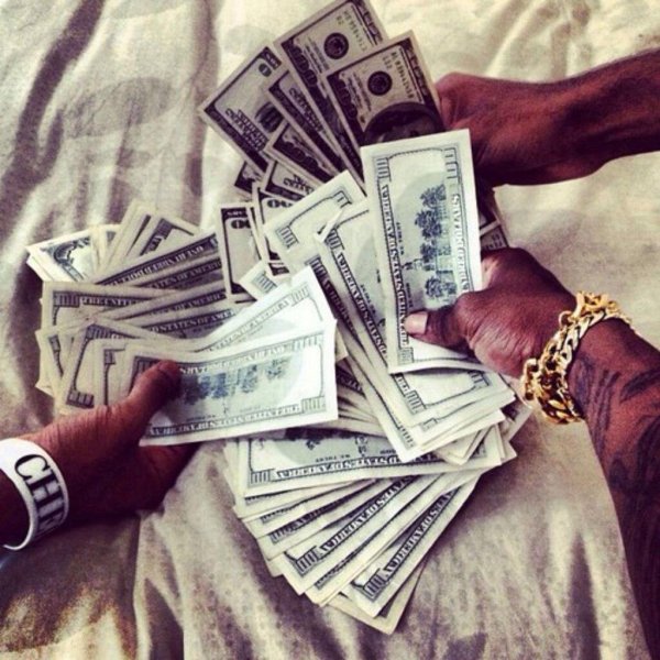 доллары в руках