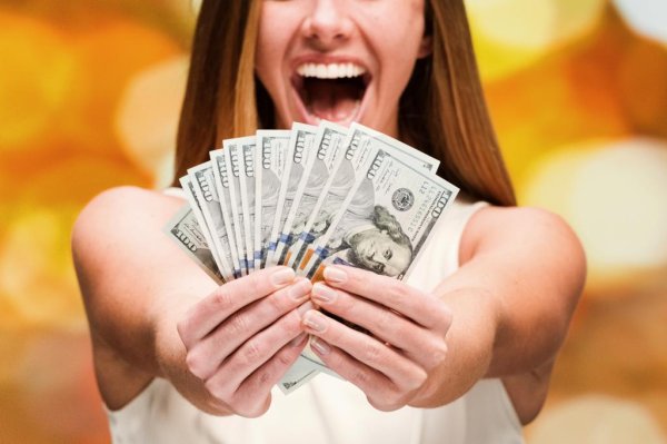 женщина с деньгами