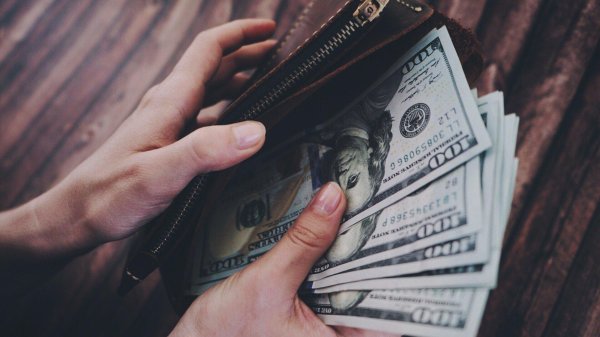 доллары в руках